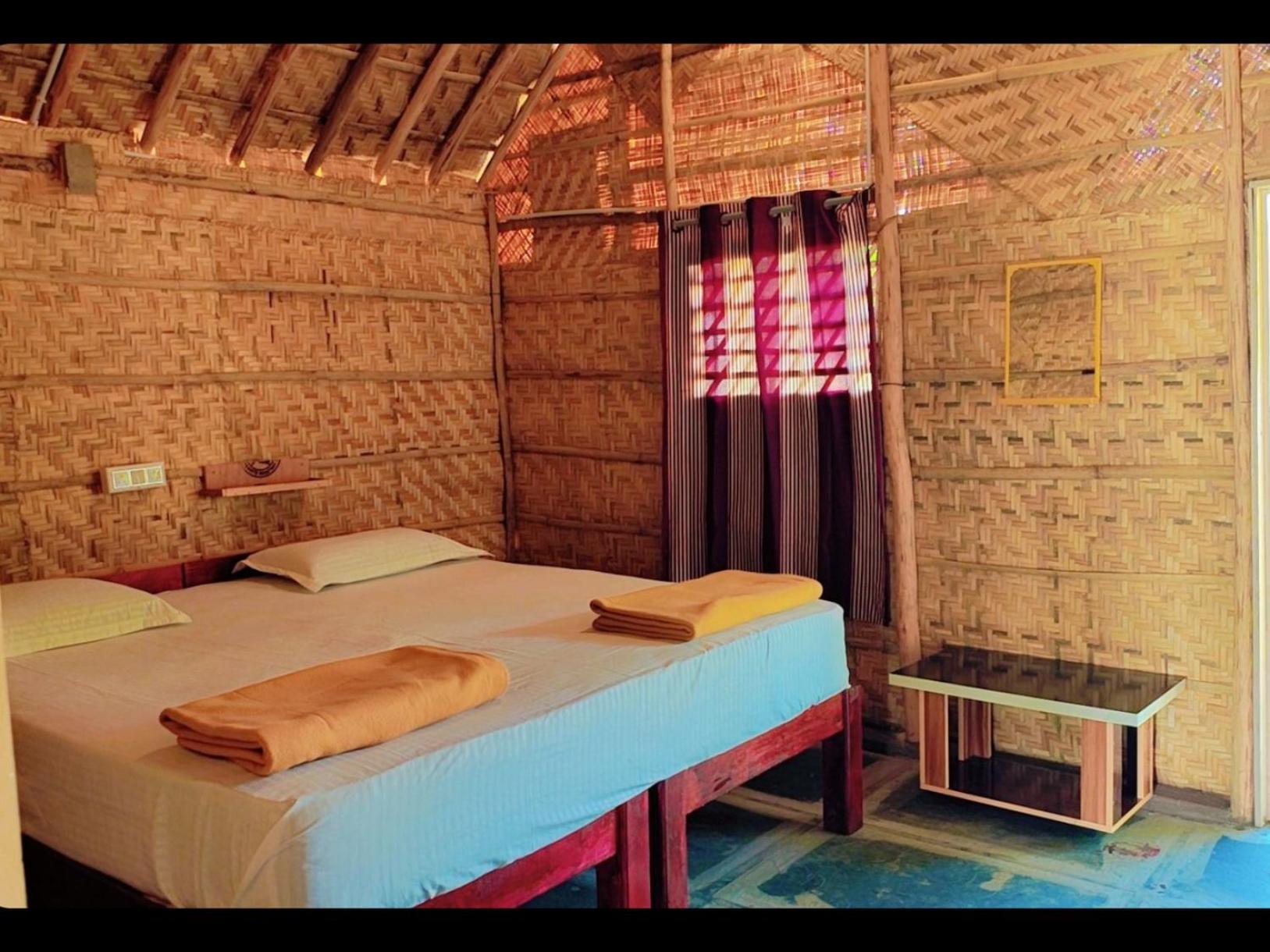 Om Shanti Om Home Stay & Cafe Hampi Ngoại thất bức ảnh