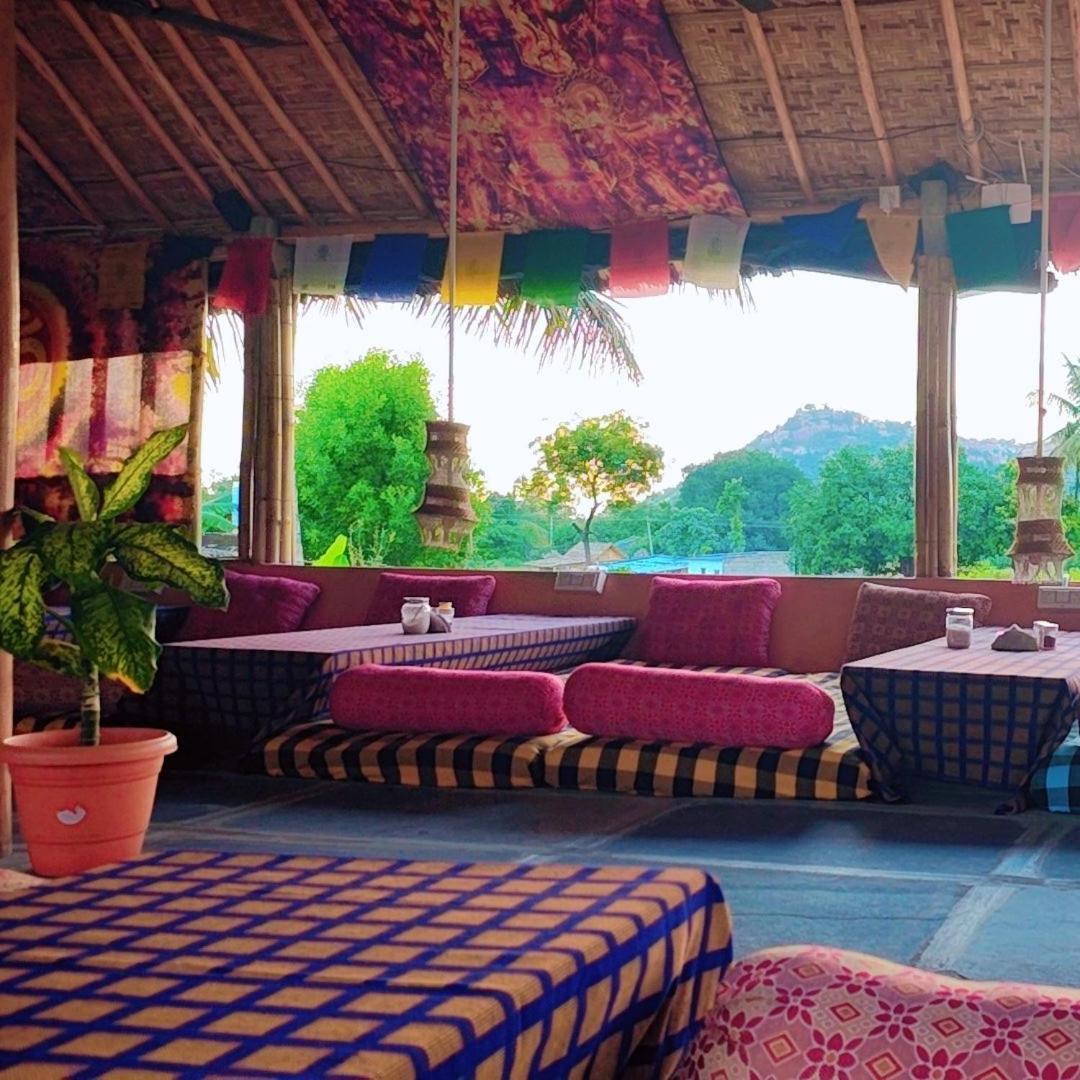 Om Shanti Om Home Stay & Cafe Hampi Ngoại thất bức ảnh